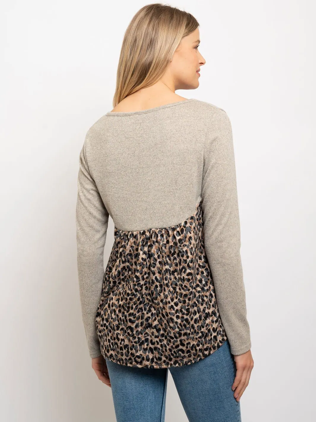 WOMEN'S FLOWY FRONT CROSS ANIMAL BLOCK LONG SLEEVE TOP
